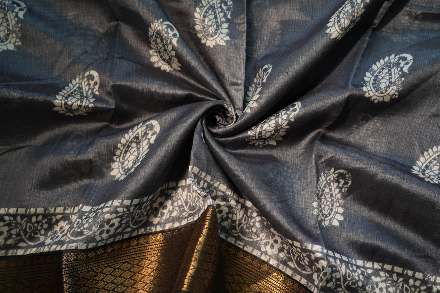 Dobby Border Fancy Oval Design Saree | SSOD226