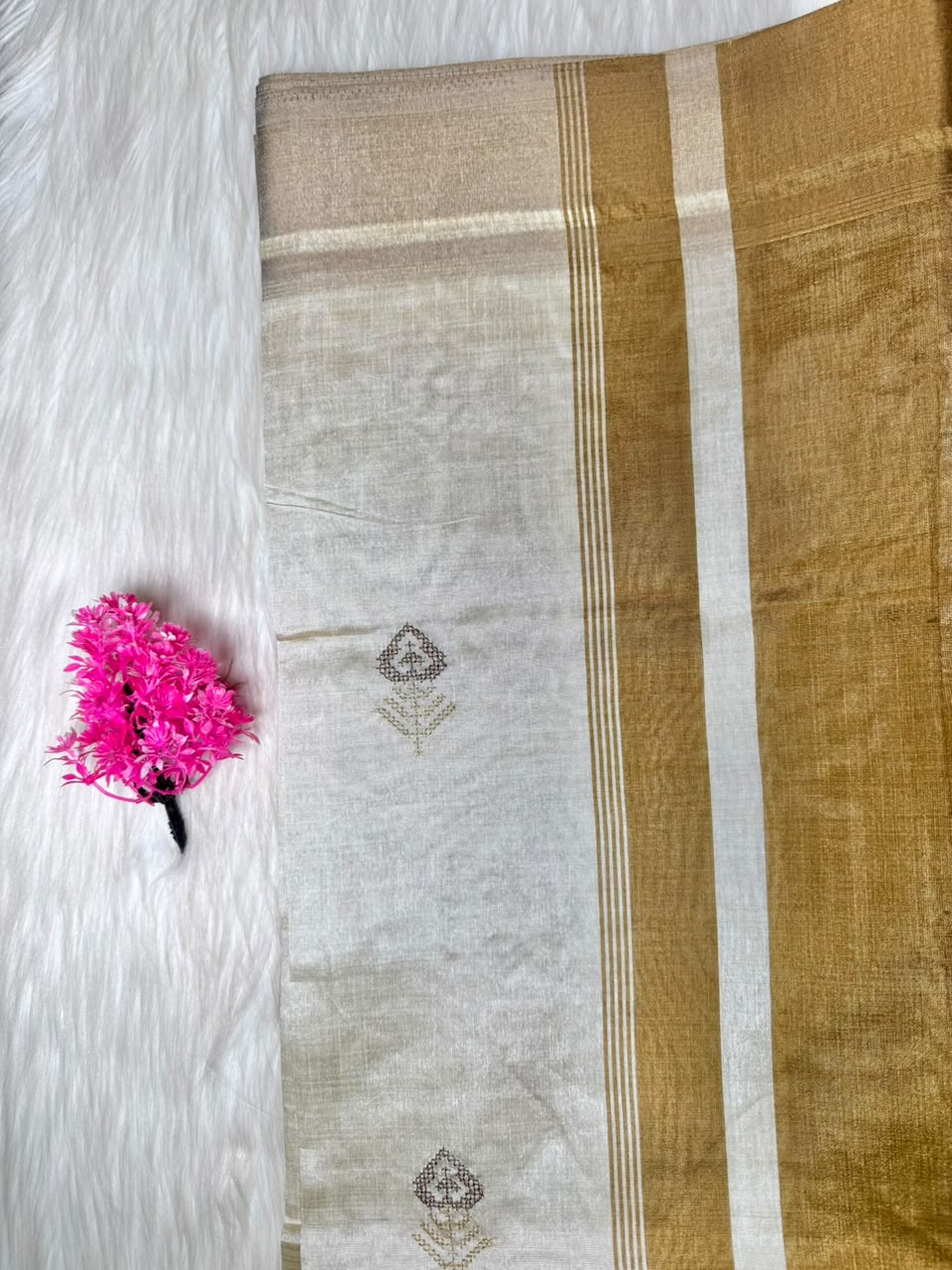 Kerala Saree Floral Embroidery Saree | SSOS401