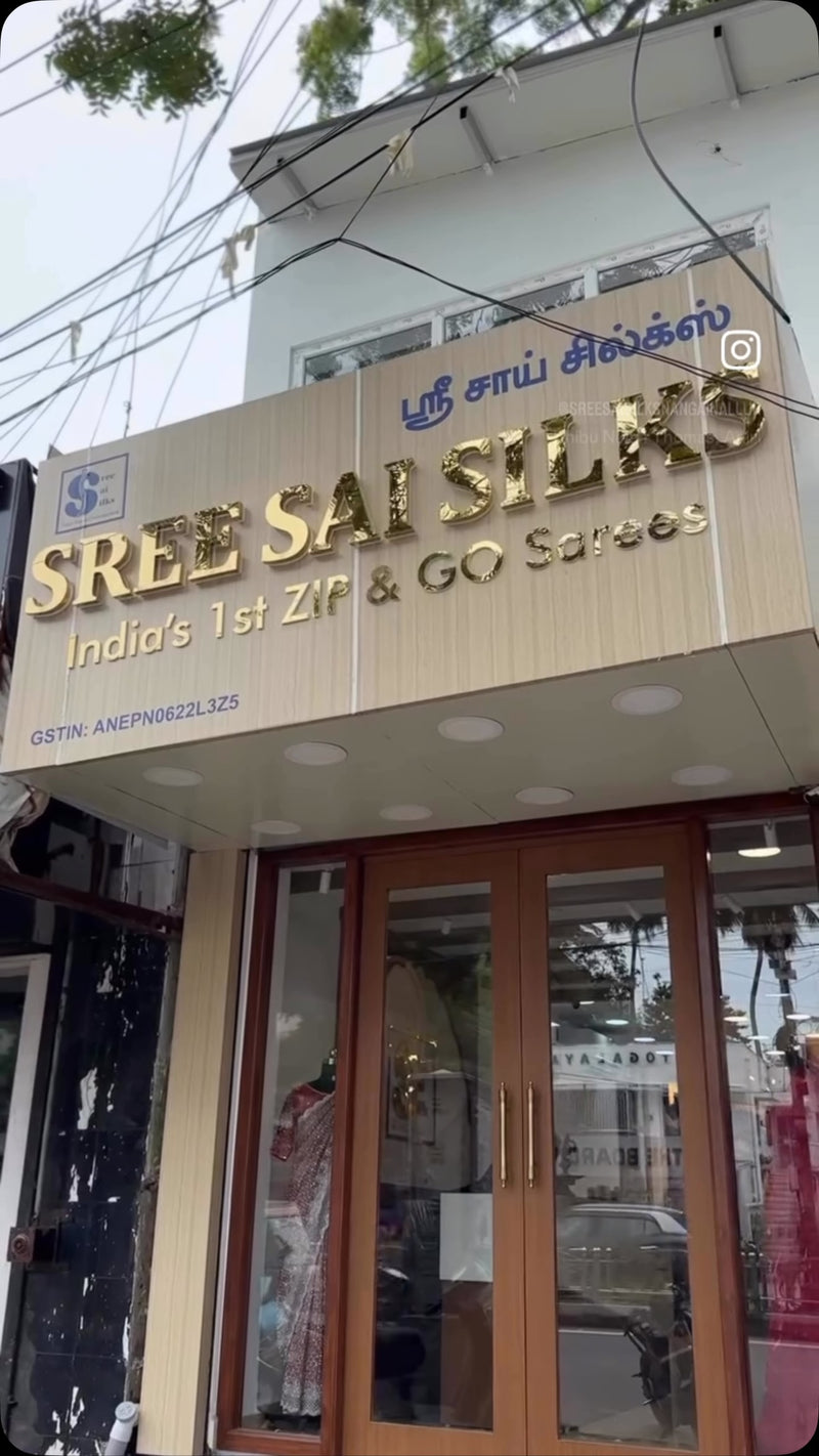 Tag and say Enaku saree vaangih koodu!!

Shop Online: www.sreesaisilks.in

Shop Location:

📍Nangana