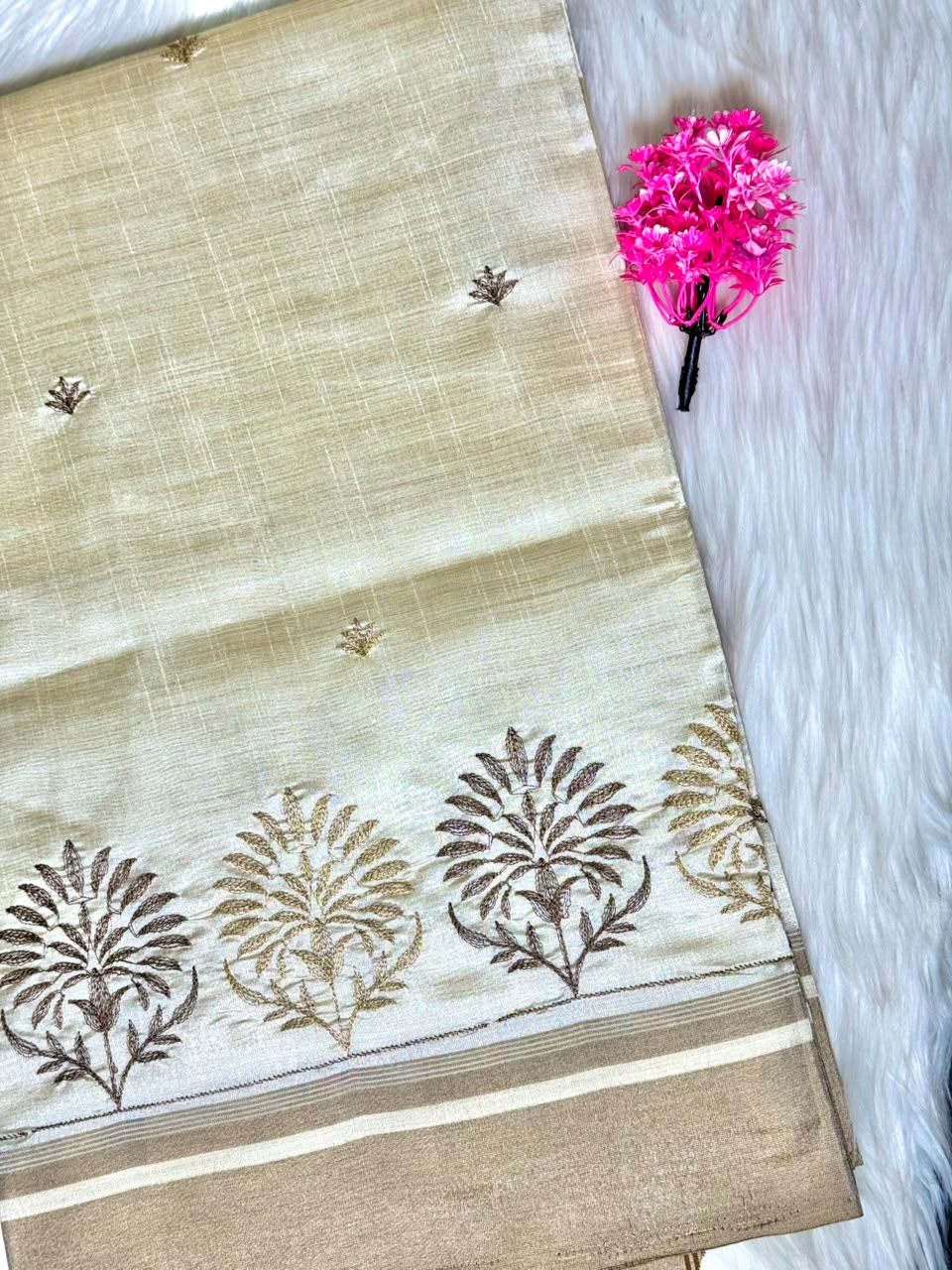 Kerala Elegant Floral Embroidery Saree | SSOS401