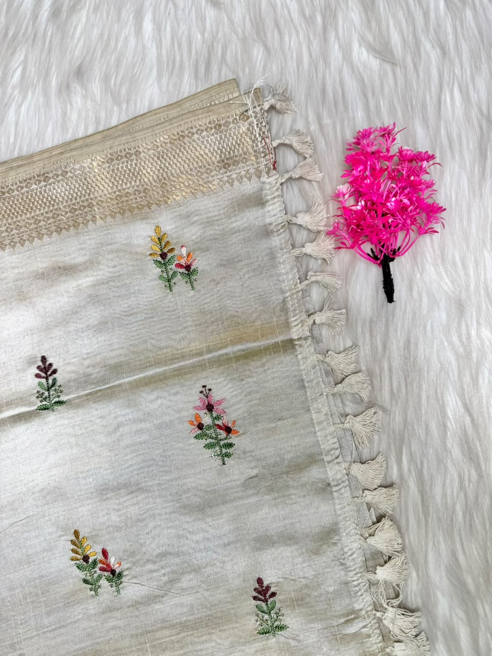 Kerala Multi-Colored Floral Embroidery Saree | SSOS401